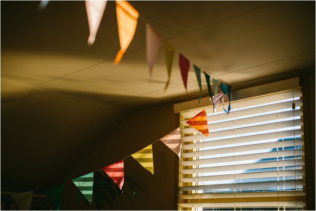 2025
Zie toch de auto's, hoe ze rijden
ze weten niet dat jij niet meer bent.
Altijd hetzelfde: dat de wereld
je niet kent en voortdoet, maar