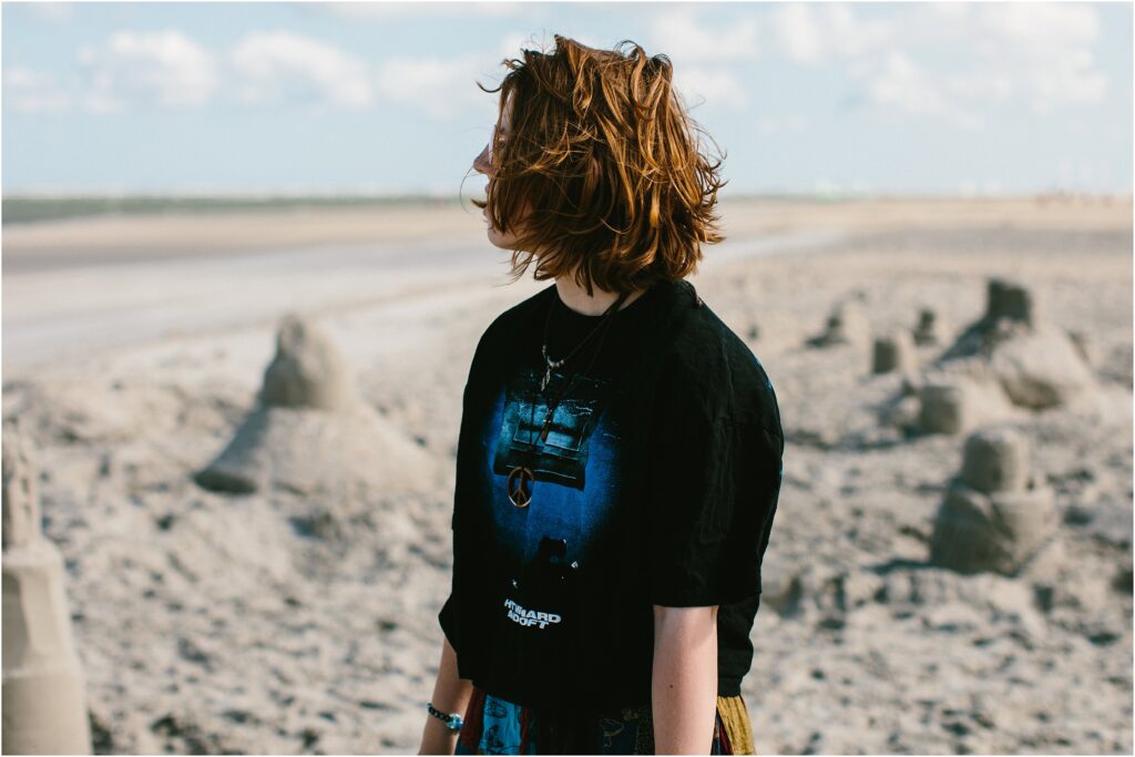 2025
Zie toch de auto's, hoe ze rijden
ze weten niet dat jij niet meer bent.
Altijd hetzelfde: dat de wereld
je niet kent en voortdoet, maar